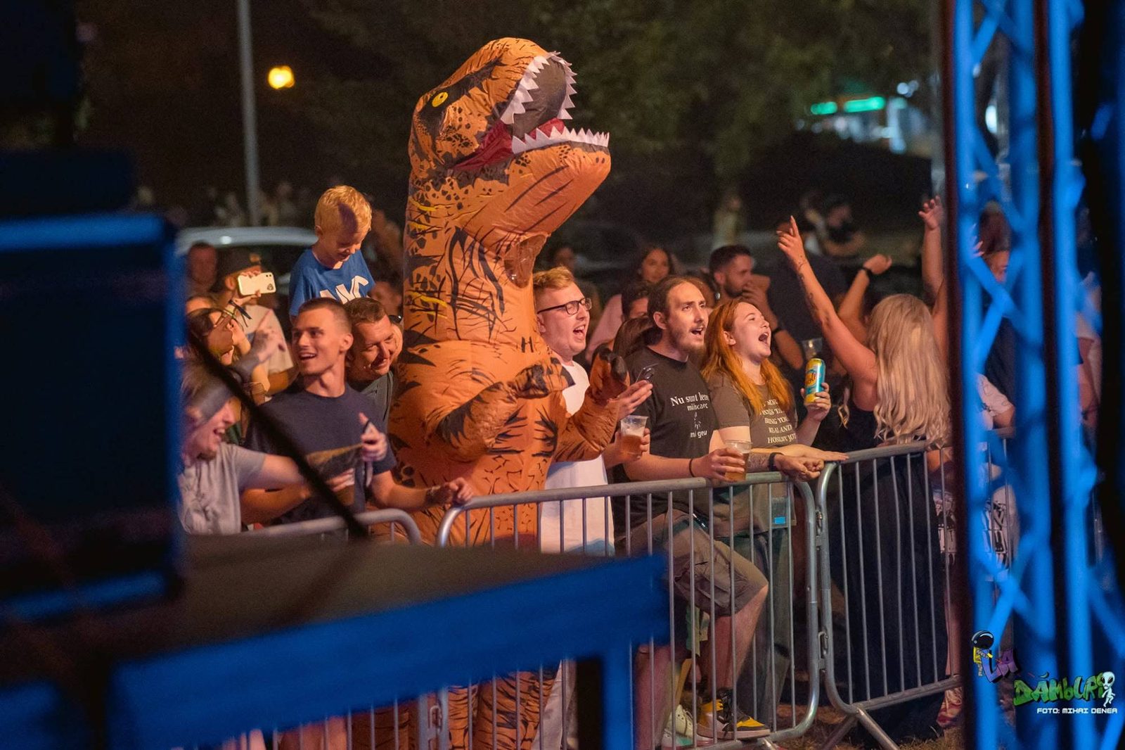 Public la balustradă, cu un costum de dinozaur