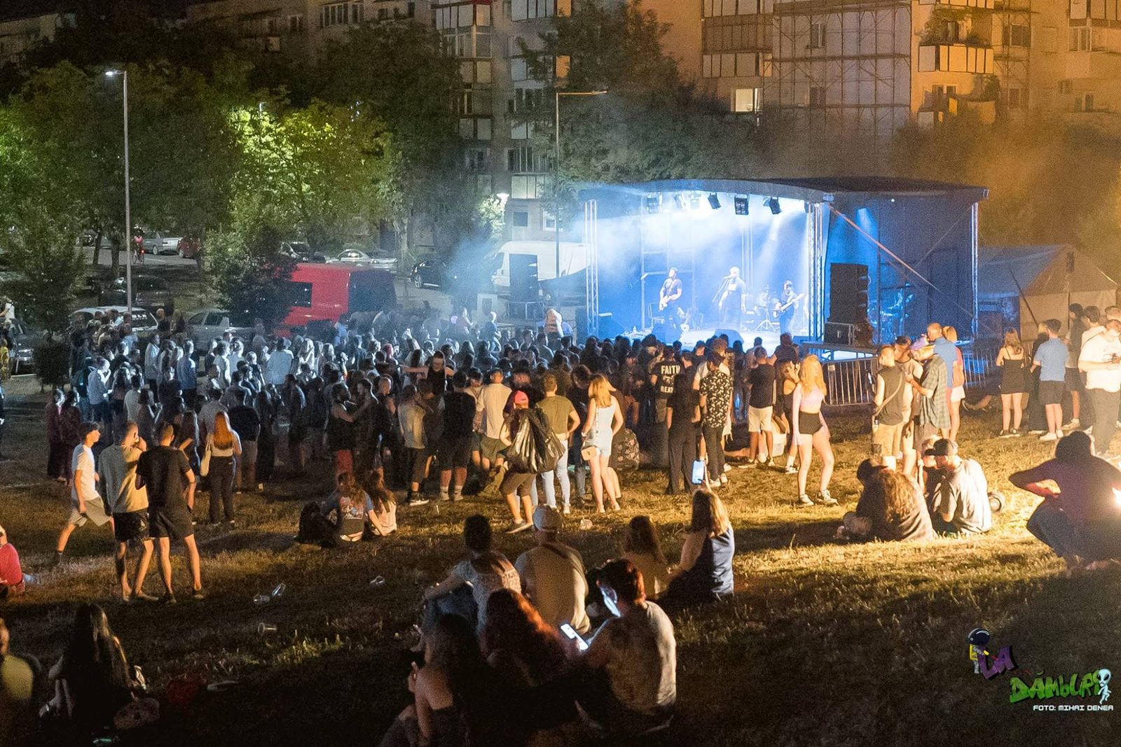Concert în aer liber, cu public seara