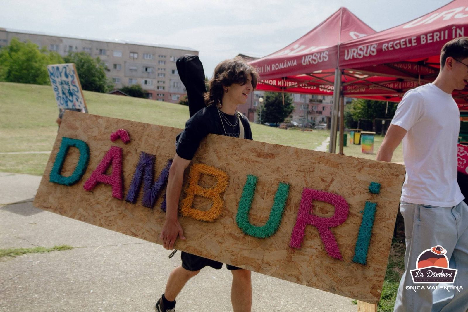 Voluntar cu panoul LA DÂMBURI