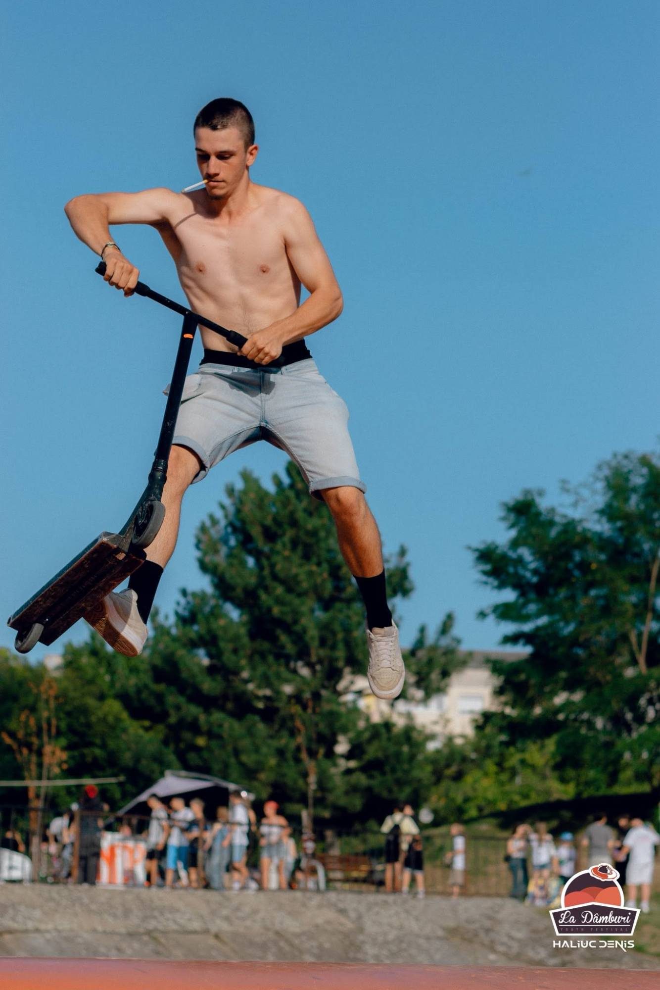 Skater care sare cu scuterul pe rampă
